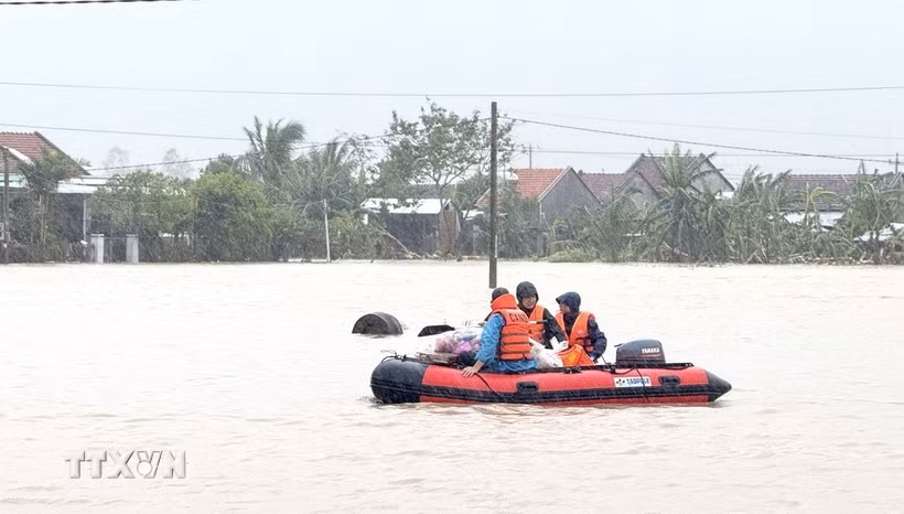 Nhiều phương tiện được lực lượng chức năng tỉnh Đắk Lắk huy động để cứu dân vùng ngập. (Ảnh: Tường Quân/TTXVN)