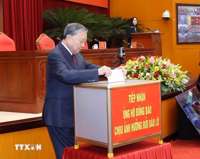 Tổng Bí thư Tô Lâm quyên góp ủng hộ đồng bào chịu ảnh hưởng bởi bão lũ lụt. (Ảnh: Phương Hoa/TTXVN)