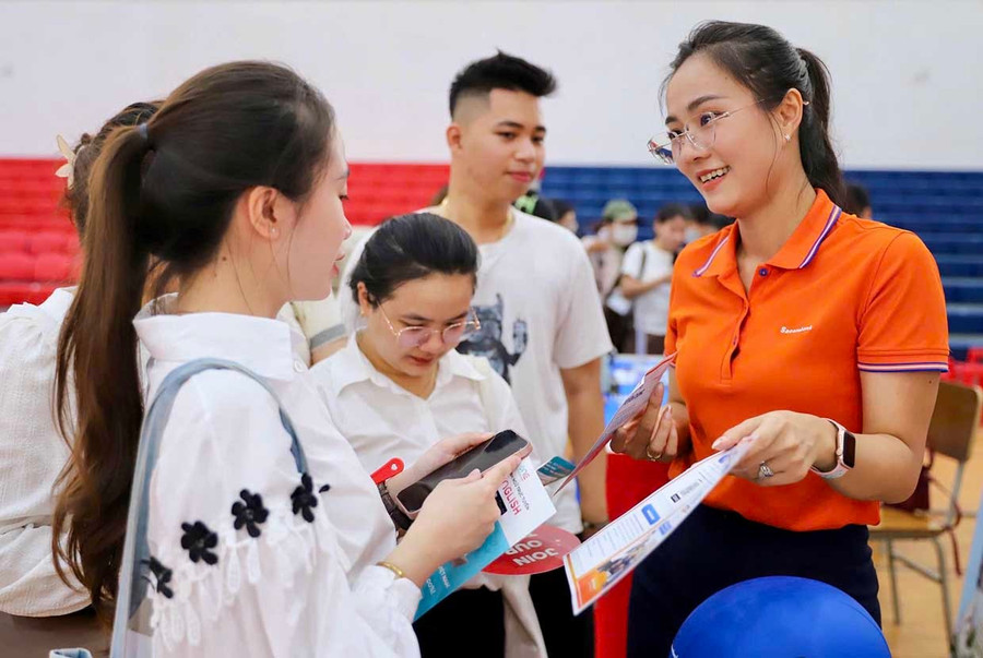 Ban Thường vụ Tỉnh đoàn phối hợp Trường Đại học Quy Nhơn tổ chức ngày hội việc làm 2025 với sự tham gia của 40 doanh nghiệp trong và ngoài nước mang đến gần 2.000 cơ hội việc làm và thực tập cho sinh viên.