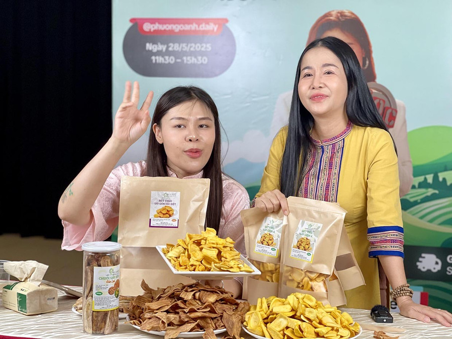 Chị Lê Thị Lan (bên phải)-Giám đốc Công ty Cổ phần Nalee Việt Nam tham gia các chương trình livestream trên nền tảng TikTok để quảng bá sản phẩm. Ảnh: Vũ Thảo