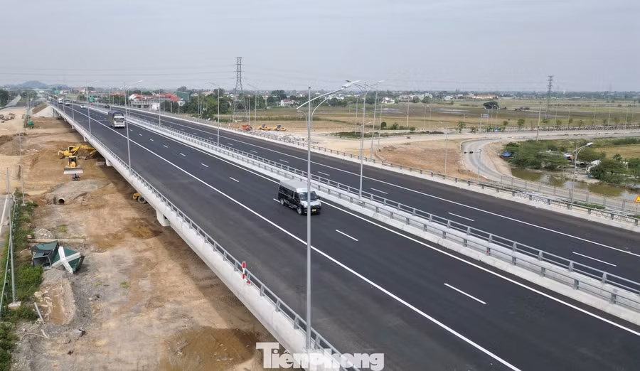 Từ việc đi bằng (đường ở tầng 1), hiện nay xe qua nút giao Liêm Sơn đi ở cầu vượt (tầng 2 nút giao) và không phải giao cắt.