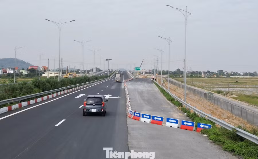 Các lối xuống nút giao Liêm Sơn từ cao tốc được 'đóng' lại để đảm bảo an toàn thi công, hoàn thiện nút giao giai đoạn 3.