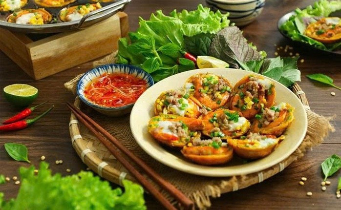Bánh khọt Vũng Tàu vàng rụm, bùi, béo... ăn kèm với các loại rau thơm tạo nên hương vị thơm ngon