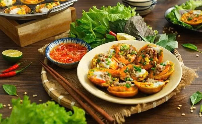 Bánh khọt Vũng Tàu vàng rụm, bùi, béo... ăn kèm với các loại rau thơm tạo nên hương vị thơm ngon