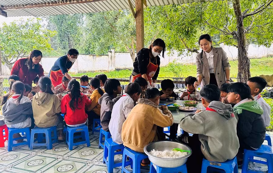 Học sinh ở nội trú được các cô giáo chăm sóc chu đáo từng bữa ăn, giấc ngủ. Ảnh: D.Đ