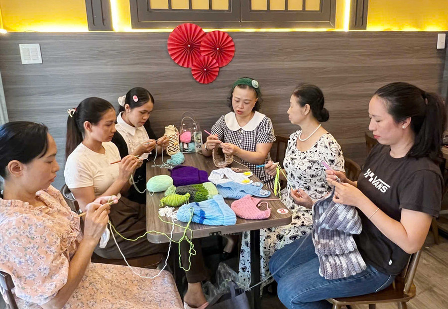 Câu lạc bộ Handmade Quy Nhơn cùng nhau móc mũ cho trẻ em nghèo. Ảnh: Hải Yến