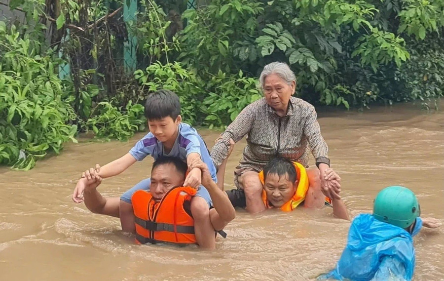 Khi tình người cao hơn mực nước lũ