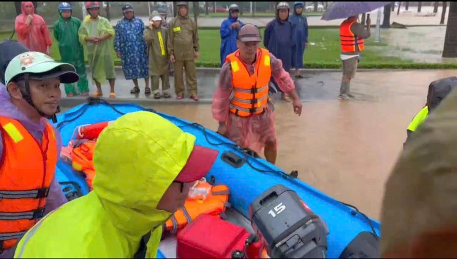 Lực lượng công an, quân đội, biên phòng và đội cứu hộ tình nguyện đã liên tục hoạt động xuyên ngày đêm.
