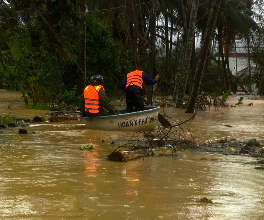 Lực lượng cứu hộ làm việc xuyên ngày đêm.