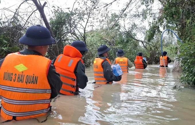 Lực lượng chức năng đưa lương thực, nước uống hỗ trợ người dân tổ 8, khu vực 2, phường Quy Nhơn Bắc, tỉnh Gia Lai.