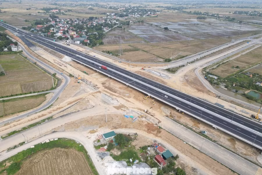 Toàn cảnh nút giao đang thi công và cầu vượt trên cao tốc vừa thông xe, hiện dự án chuyển sang giai đoạn 3 - thi công và hoàn thiện nút giao bên dưới.