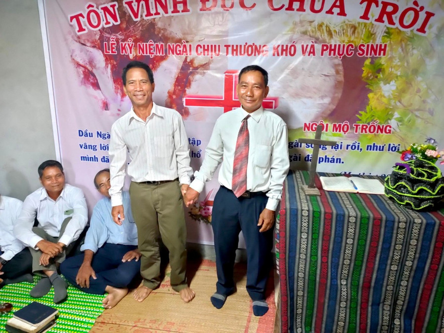 Ông Un trở về buôn làng khuyên người dân không theo Fulro