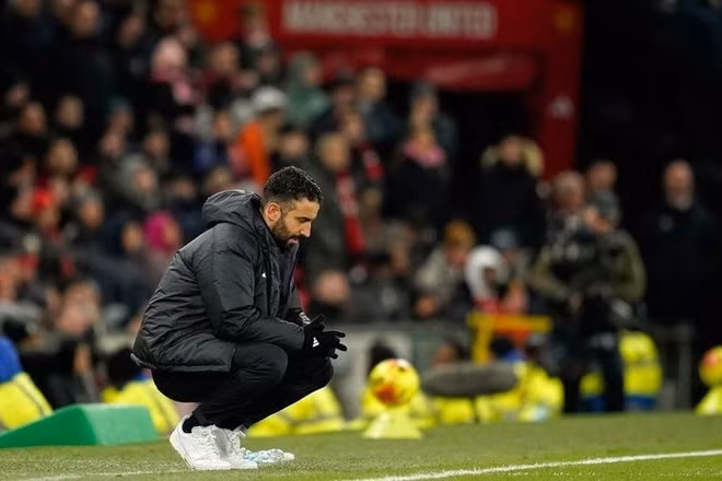 HLV Amorim thất vọng sau thất bại. (Nguồn: AP)