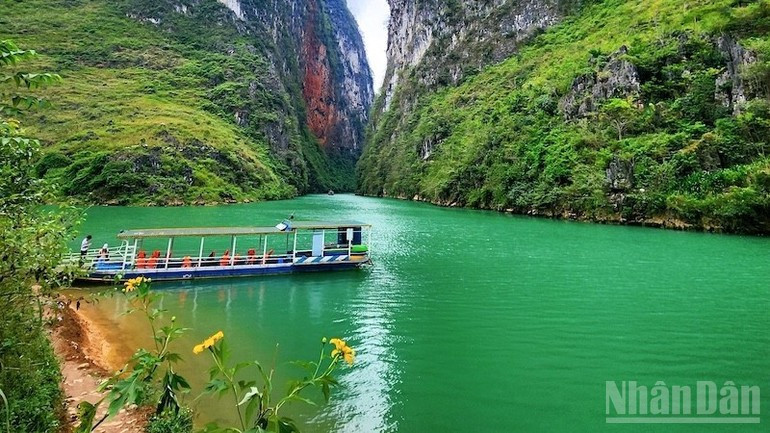 Thiên nhiên hoang sơ, thơ mộng bên dòng Nho Quế.