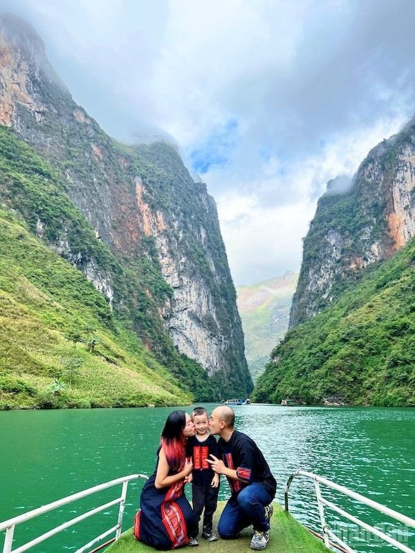 Du khách lưu lại hình ảnh đẹp, đáng nhớ trước hẻm vực Tu Sản.