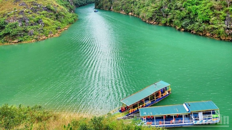 Mọi mệt nhọc do đường sá xa xôi, địa hình gập ghềnh dường như tan biến khi được đứng giữa thiên nhiên tươi đẹp nơi đây.