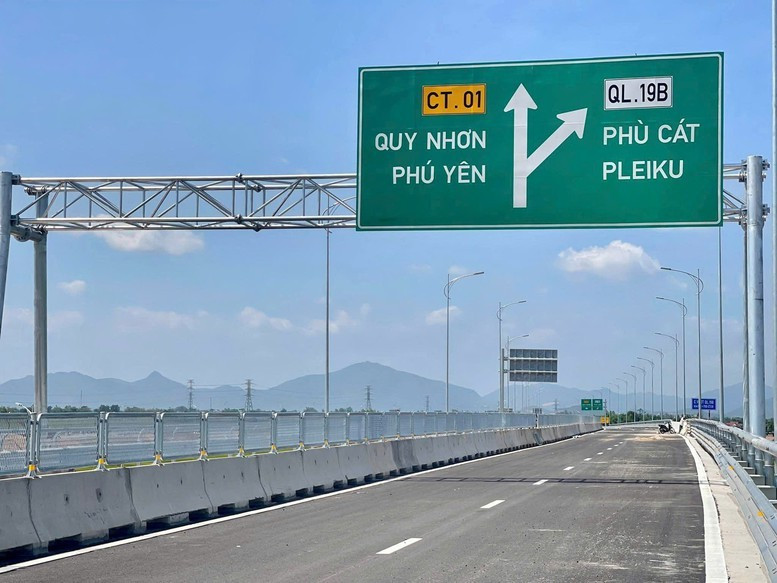 Nhà thầu đang nỗ lực để khánh thành cao tốc Hoài Nhơn-Quy Nhơn vào ngày 19-12-2025 nhân kỷ niệm 79 năm ngày toàn quốc kháng chiến và chào mừng Đại hội đại biểu toàn quốc lần thứ XIV của Đảng. Ảnh: VGP