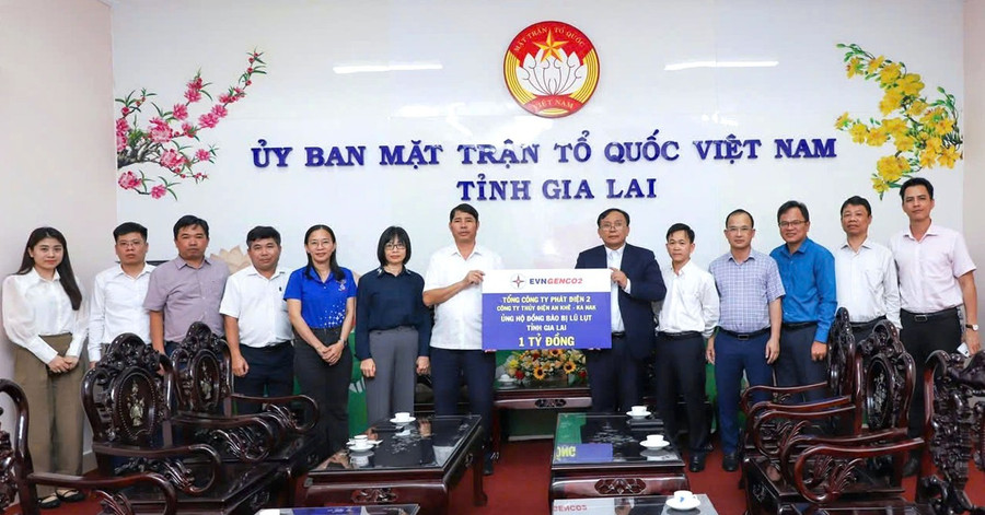 Đoàn Lãnh đạo EVNGENCO2/AKKN trao số tiền ủng hộ đồng bào bị lũ lụt cho Ủy ban MTTQ tỉnh Gia Lai. Ảnh: Minh Hoài