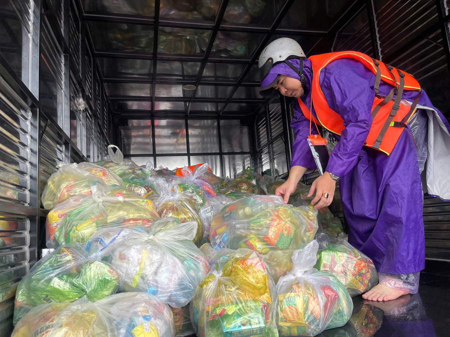 Cung ứng, tiếp tế kịp thời lương thực, thực phẩm cho người dân, không được để người dân bị đói, bị rét, thiếu nước uống,...