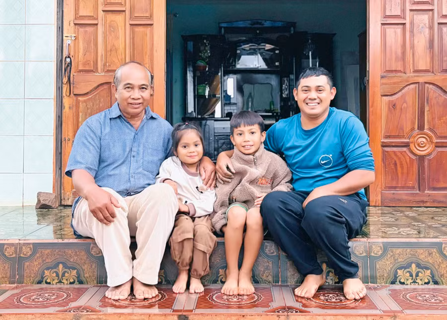 Ông Nay Blum bên cạnh con nuôi Nay Thuym và các cháu. Ảnh: Hồng Thương