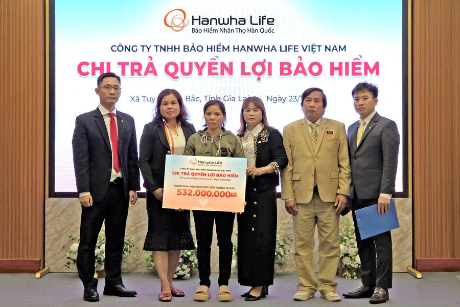 Khoản chi trả bảo hiểm từ Hanwha Life Việt Nam góp phần giúp gia đình của các khách hàng có thêm điểm tựa tài chính sau biến cố