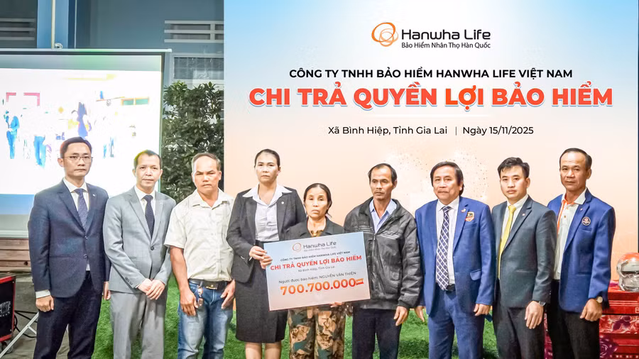 Gia đình khách hàng N.T.Nghĩa nhận chi trả quyền lợi bảo hiểm từ Hanwha Life Việt Nam