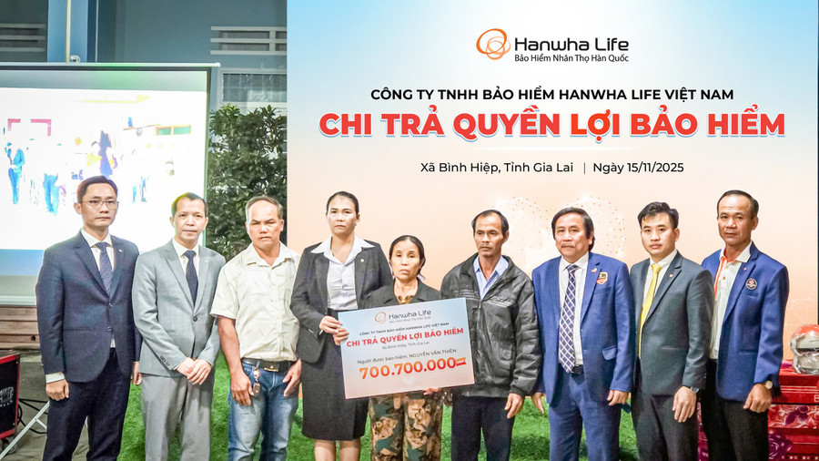 Gia đình khách hàng N.T.Nghĩa nhận chi trả quyền lợi bảo hiểm từ Hanwha Life Việt Nam