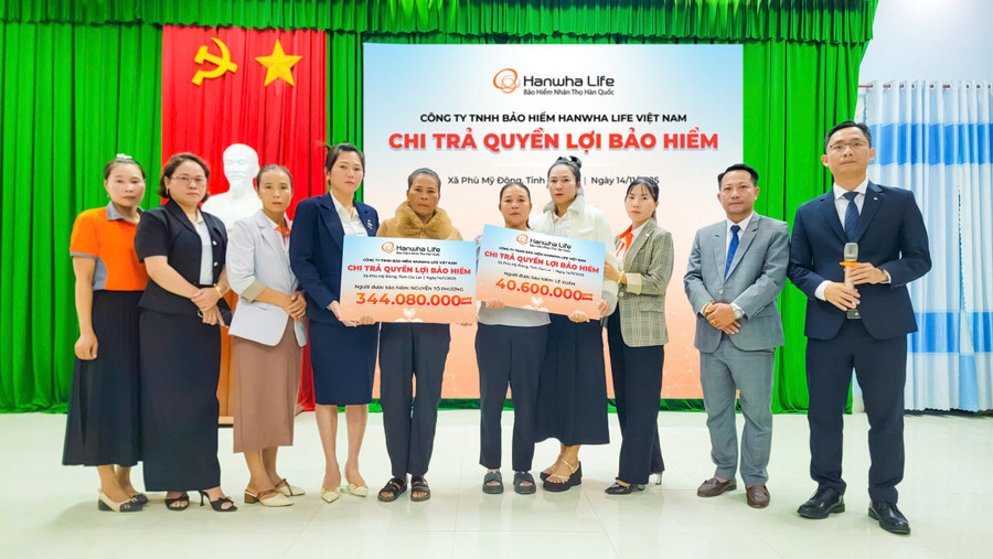 Hanwha Life Việt Nam chi trả quyền lợi bảo hiểm cho gia đình khách hàng N.V.Thiện.