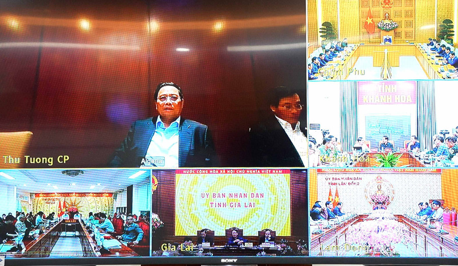 Thủ tướng chủ trì cuộc họp khẩn trực tuyến từ Algeria về ứng phó mưa lũ, thiên tai, cứu hộ, cứu nạn