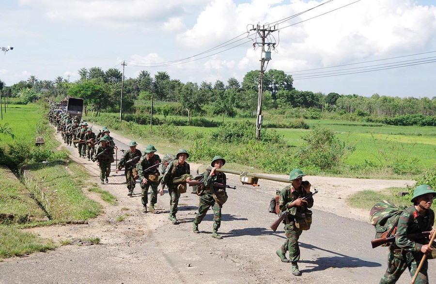 Cán bộ, chiến sĩ Sư đoàn 320 hành quân huấn luyện. Ảnh: V.H