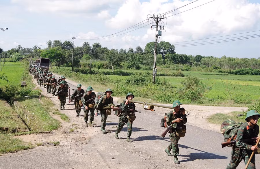 Cán bộ, chiến sĩ Sư đoàn 320 hành quân huấn luyện. Ảnh: V.H