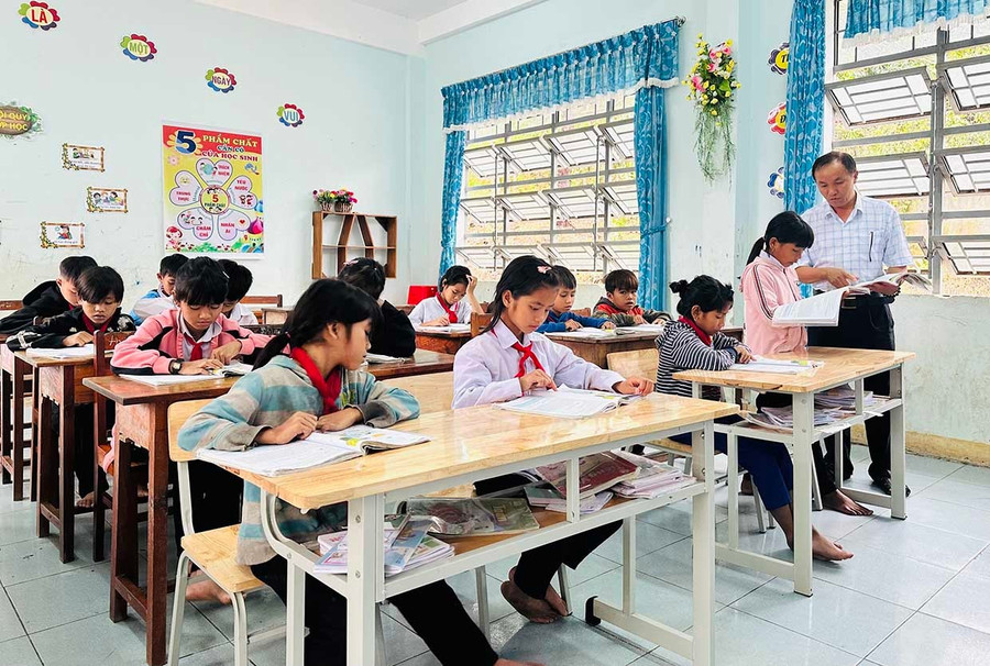Với giáo viên vùng cao, dạy học không chỉ là trách nhiệm mà còn thấm đẫm tình yêu thương với học trò. Ảnh: D.Đ