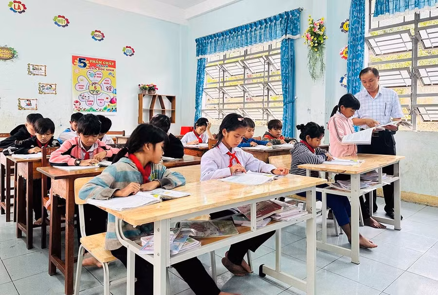 Với giáo viên vùng cao, dạy học không chỉ là trách nhiệm mà còn thấm đẫm tình yêu thương với học trò. Ảnh: D.Đ