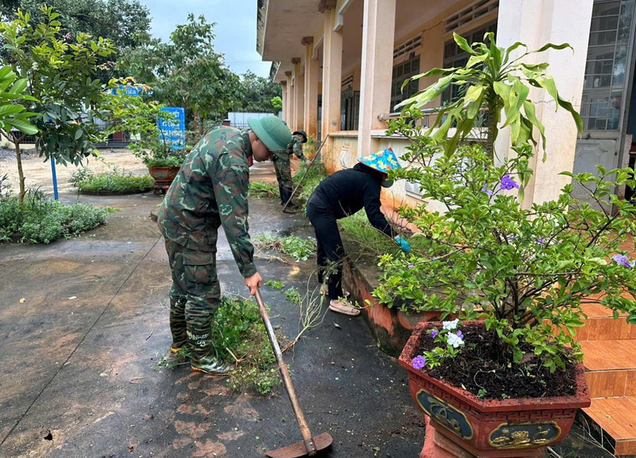 Cán bộ, chiến sĩ Sư đoàn 320 làm công tác dân vận. Ảnh: Vĩnh Hoàng