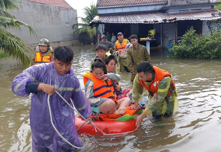 Lực lượng cứu hộ đưa người dân xã Vạn Ninh (tỉnh Khánh Hòa) ra khỏi vùng lũ