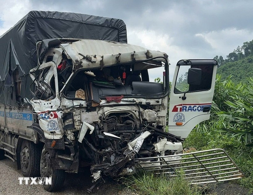 Ôtô tải dập nát phần cabin sau một vụ tai nạn giao thông. (Ảnh: TTXVN phát)