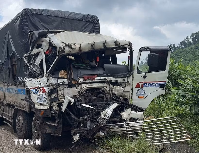 Ôtô tải dập nát phần cabin sau một vụ tai nạn giao thông. (Ảnh: TTXVN phát)