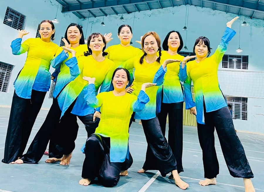 Phụ nữ Câu lạc bộ khiêu vũ xã Bình Khê. Ảnh: Đ.Y