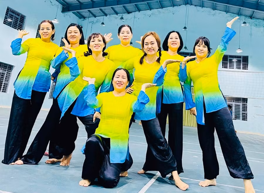 Phụ nữ Câu lạc bộ khiêu vũ xã Bình Khê. Ảnh: Đ.Y