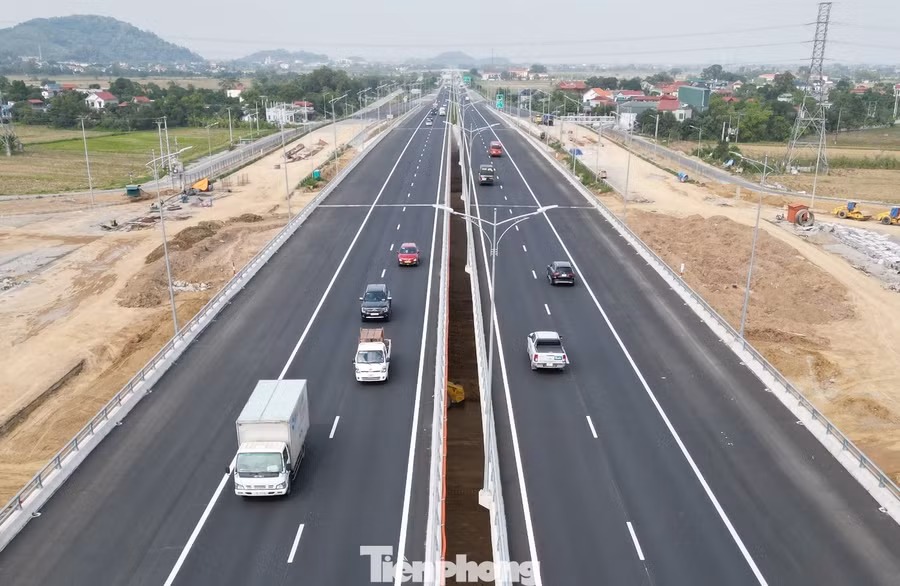 Từ hơn một tuần nay khi qua công trường nút giao Liêm Sơn toàn bộ ô tô được đi trên cầu vượt vừa xây xong (trước đó phải đi vòng ra đường tạm, ùn tắc - PV).