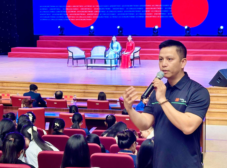 Hiếu PC trò chuyện cùng sinh viên Trường Đại học Quy Nhơn tại buổi tuyên truyền chiến dịch “Không một mình - Cùng nhau an toàn trực tuyến” do Phòng An ninh mạng và phòng, chống tội phạm sử dụng công nghệ cao (Công an tỉnh) tổ chức tại Trung tâm Hội nghị tỉnh.