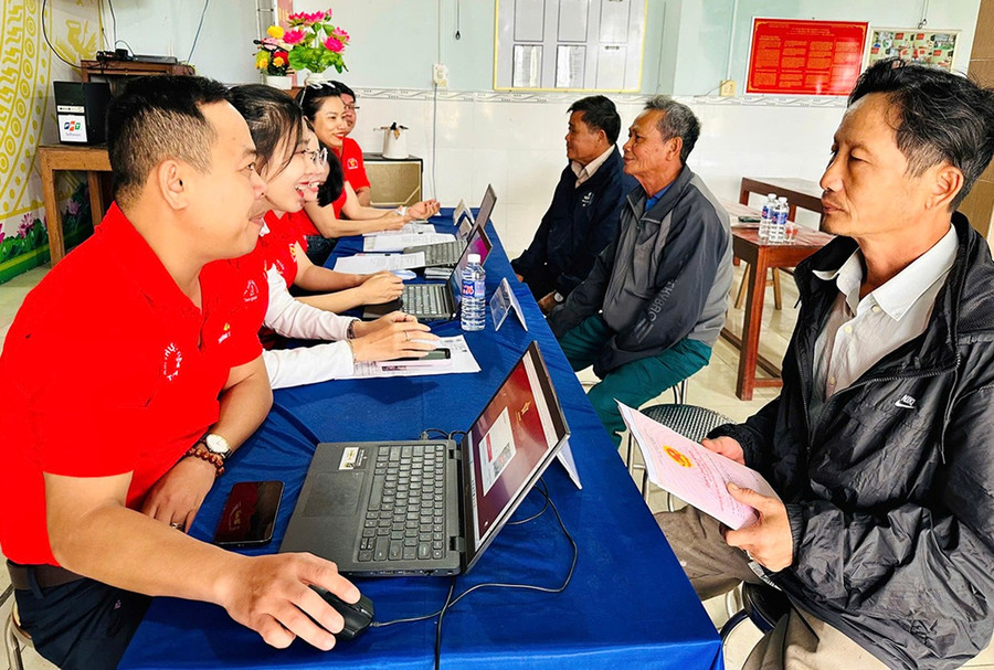 Cán bộ Trung tâm Phục vụ Hành chính phường Tam Quan về các khu phố hướng dẫn, tiếp nhận hồ sơ thủ tục hành chính cho người dân.