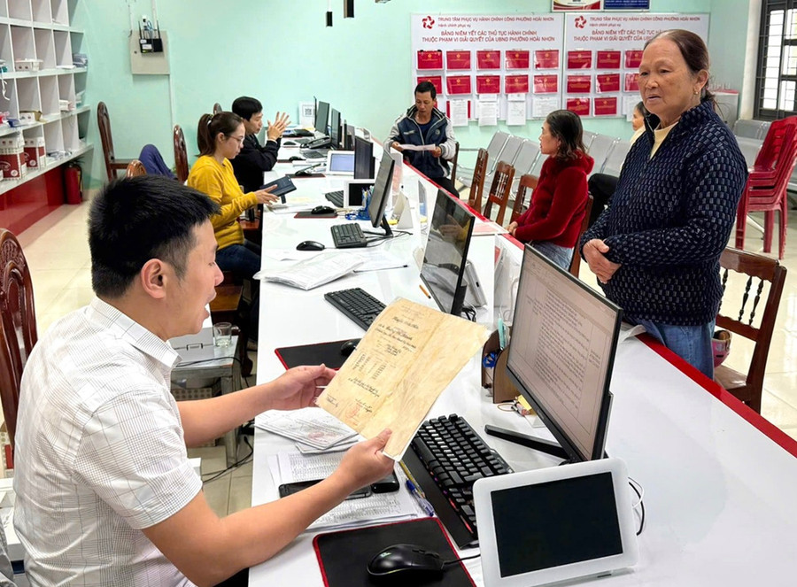 Hướng dẫn thủ tục hành chính cho người dân vào ngày cuối tuần tại Trung tâm Phục vụ Hành chính phường Hoài Nhơn. Ảnh: ĐVCC