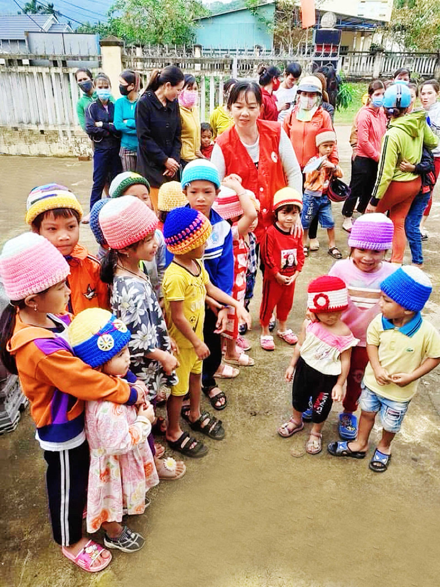 Những chiếc mũ của chị Nguyệt móc được trao cho trẻ em ở xã An Toàn. Ảnh: Hải Yến