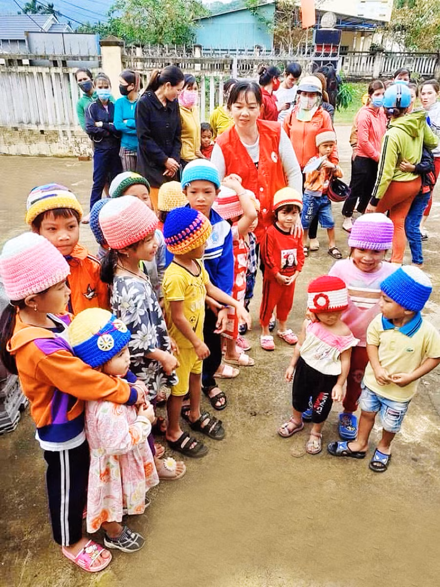 Những chiếc mũ của chị Nguyệt móc được trao cho trẻ em ở xã An Toàn. Ảnh: Hải Yến