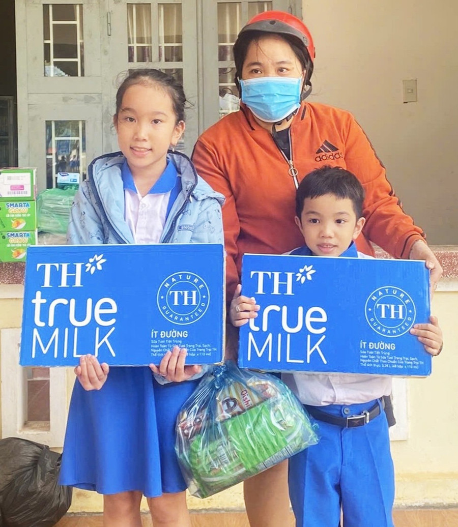 Phụ huynh, học sinh Trường Tiểu học số 2 Hoài Tân (phường Hoài Nhơn Nam) tặng sữa, áo quần..., chia sẻ khó khăn với học sinh vùng lũ. Ảnh: Huyền Trang