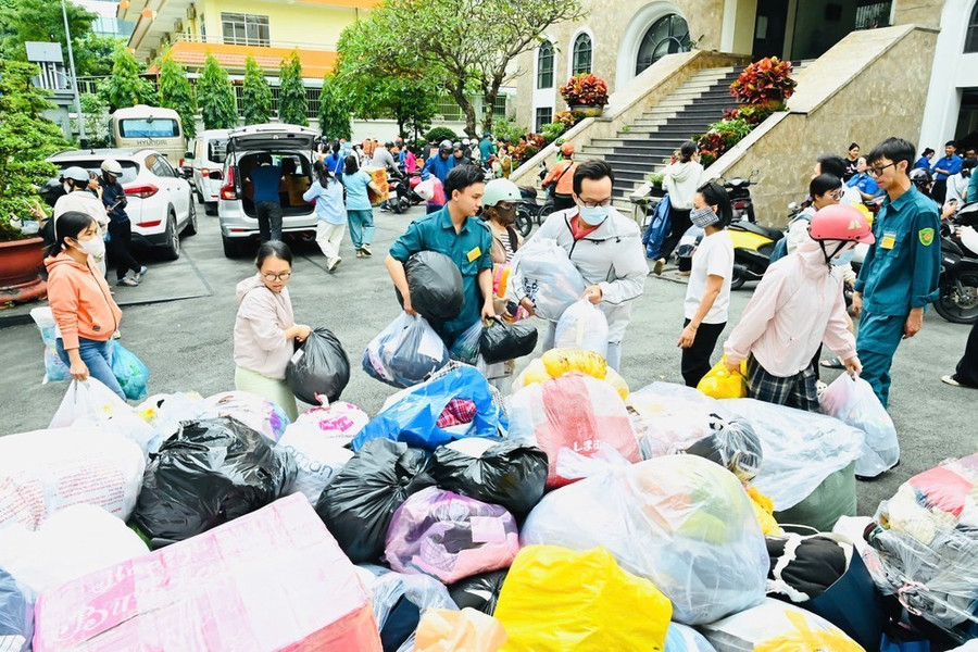 Người dân TPHCM tập kết hàng hóa để hỗ trợ đồng bào vùng lũ lụt Nam Trung bộ