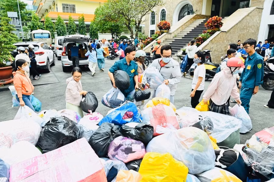 Người dân TPHCM tập kết hàng hóa để hỗ trợ đồng bào vùng lũ lụt Nam Trung bộ