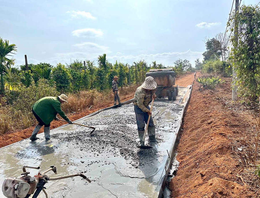Nhiều tuyến đường giao thông nông thôn ở khu vực phía Tây tỉnh đã được đầu tư, nâng cấp từ nguồn vốn Chương trình mục tiêu quốc gia phát triển kinh tế-xã hội vùng đồng bào dân tộc thiểu số và miền núi.