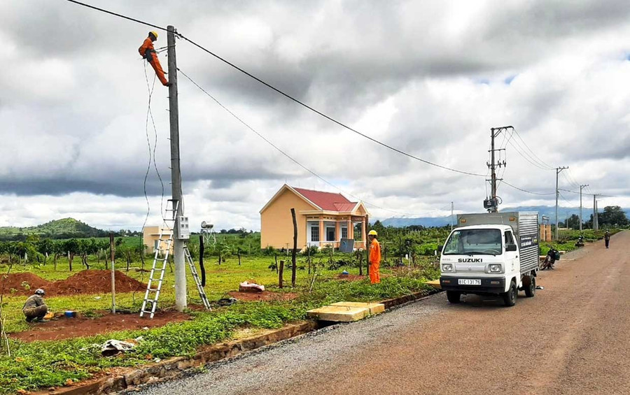 Kéo điện về cho người dân khu tái định cư làng Dơ Nâu (xã Lơ Pang). Ảnh: Hà Duy
